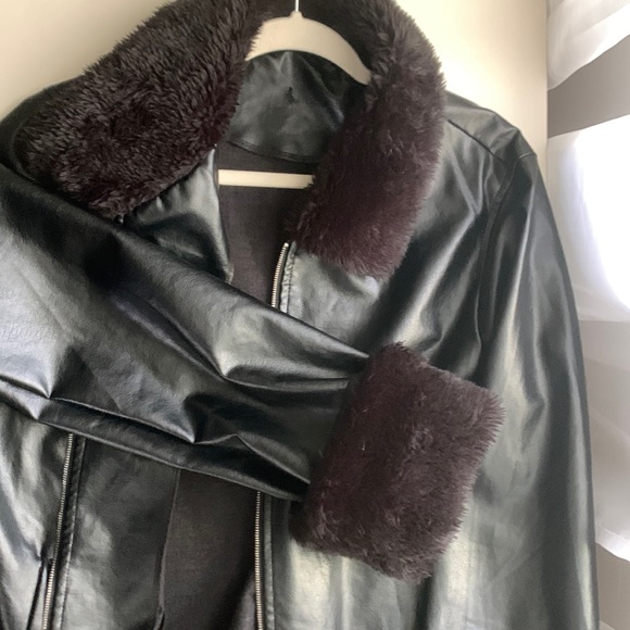 Oversized fur lined faux leather jacket, fits like a large, brand unknown - Picture 4 of 4